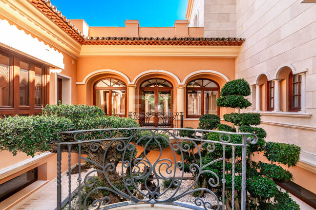 Erstlinie Guadalmina Strandseite Strandvilla in einem der renommiertesten Gebiete von Marbella