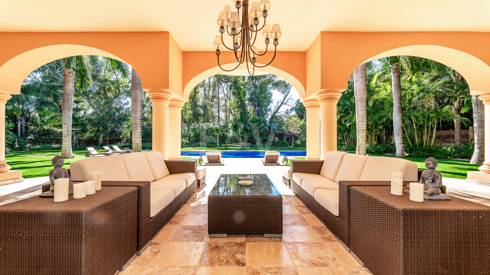 Primera línea Guadalmina Baja villa de playa en una de las áreas más prestigiosas de Marbella