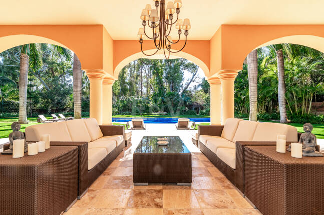 Erstlinie Guadalmina Strandseite Strandvilla in einem der renommiertesten Gebiete von Marbella