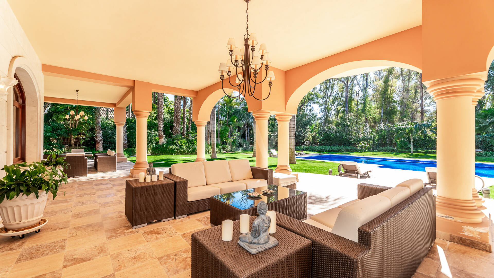 Primera línea Guadalmina Baja villa de playa en una de las áreas más prestigiosas de Marbella