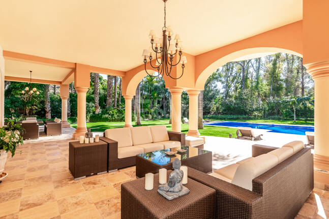 Erstlinie Guadalmina Strandseite Strandvilla in einem der renommiertesten Gebiete von Marbella