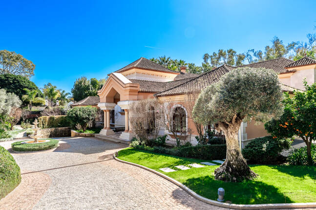 Erstlinie Guadalmina Strandseite Strandvilla in einem der renommiertesten Gebiete von Marbella