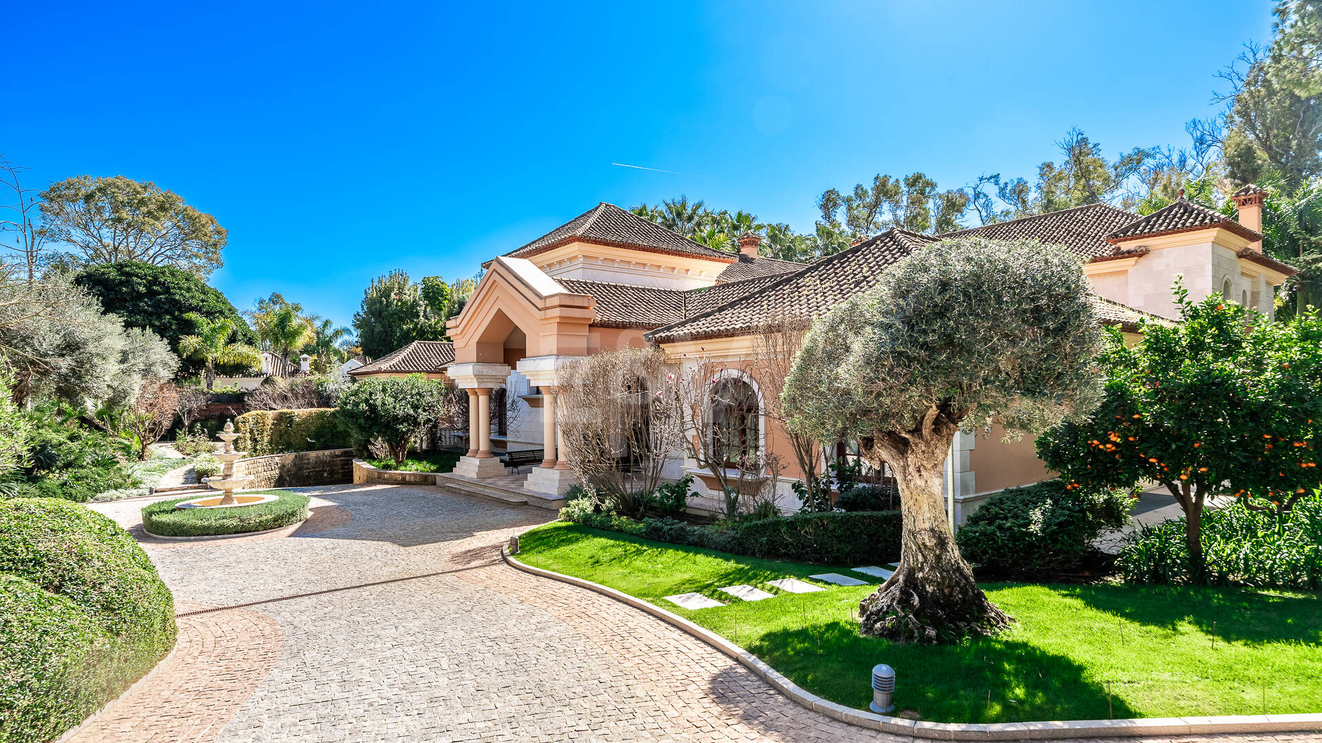 Primera línea Guadalmina Baja villa de playa en una de las áreas más prestigiosas de Marbella
