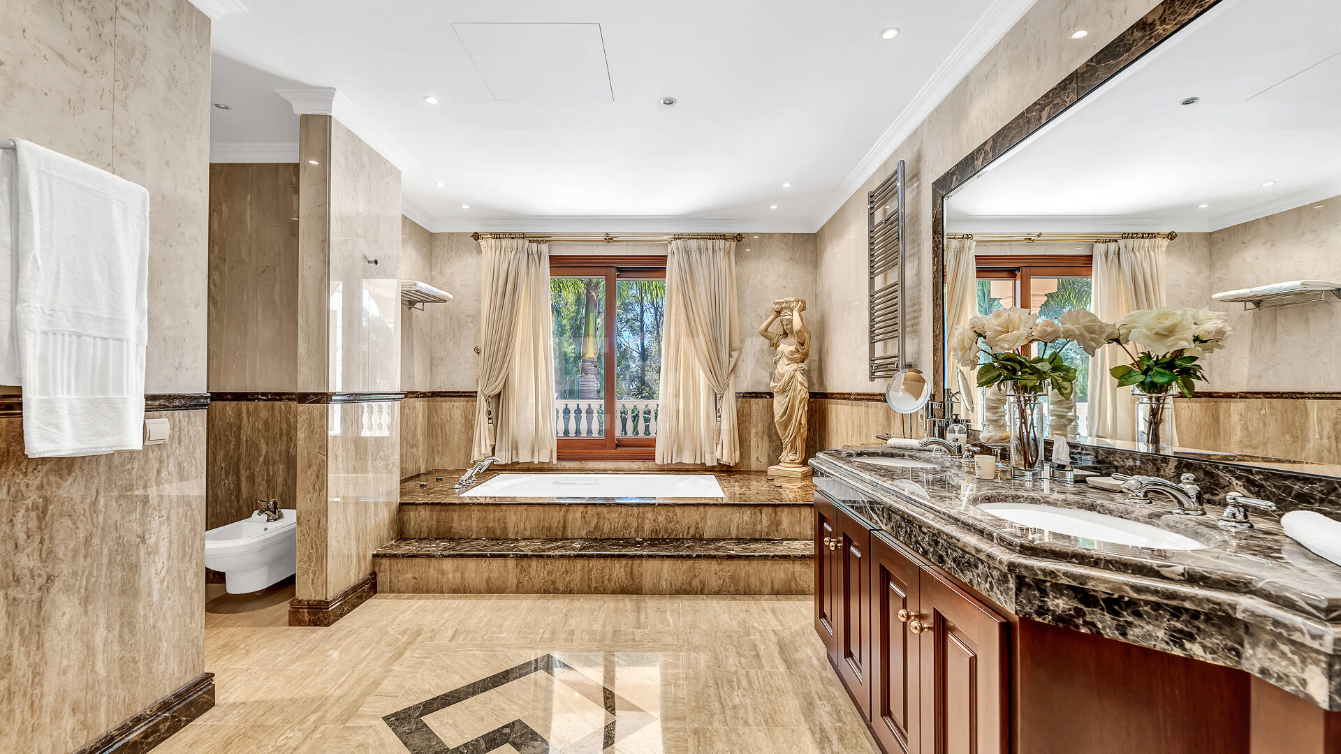 Primera línea Guadalmina Baja villa de playa en una de las áreas más prestigiosas de Marbella