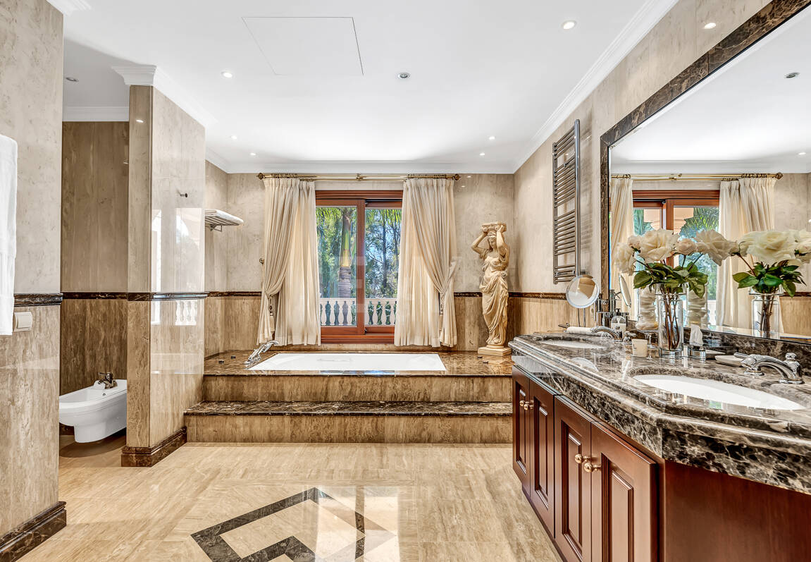 Erstlinie Guadalmina Strandseite Strandvilla in einem der renommiertesten Gebiete von Marbella