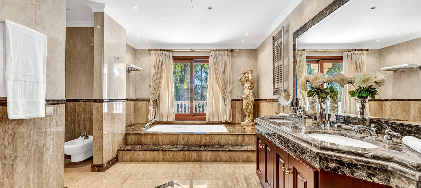 Superbe villa de style andalou à Guadalmina Baja, Marbella