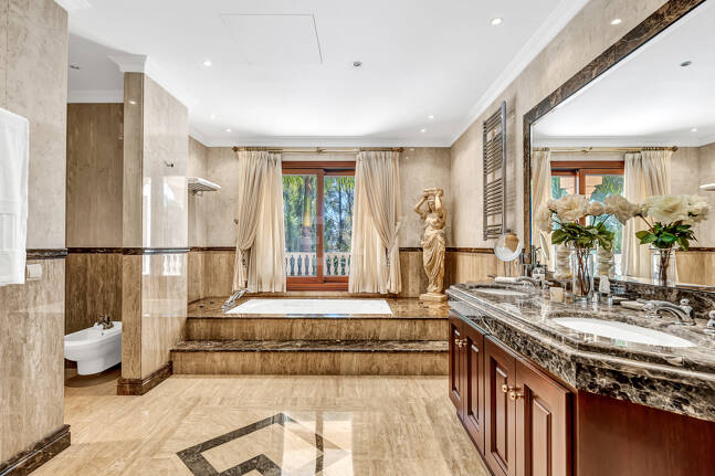 Erstlinie Guadalmina Strandseite Strandvilla in einem der renommiertesten Gebiete von Marbella