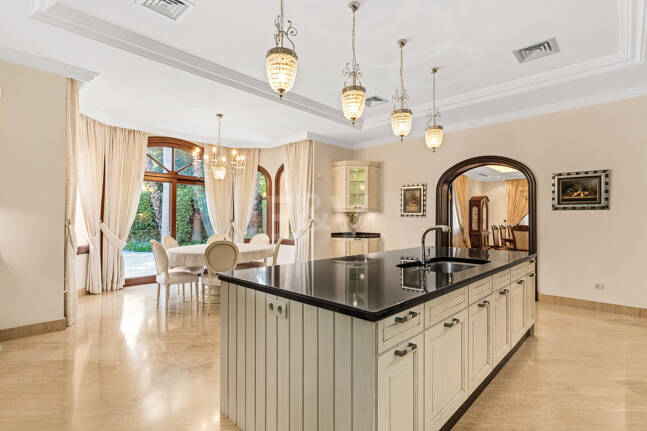 Erstlinie Guadalmina Strandseite Strandvilla in einem der renommiertesten Gebiete von Marbella