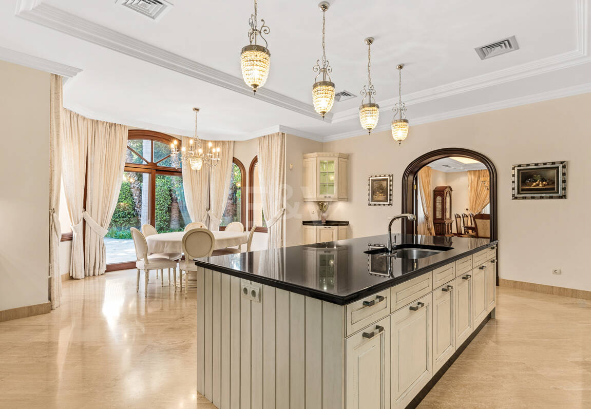 Erstlinie Guadalmina Strandseite Strandvilla in einem der renommiertesten Gebiete von Marbella