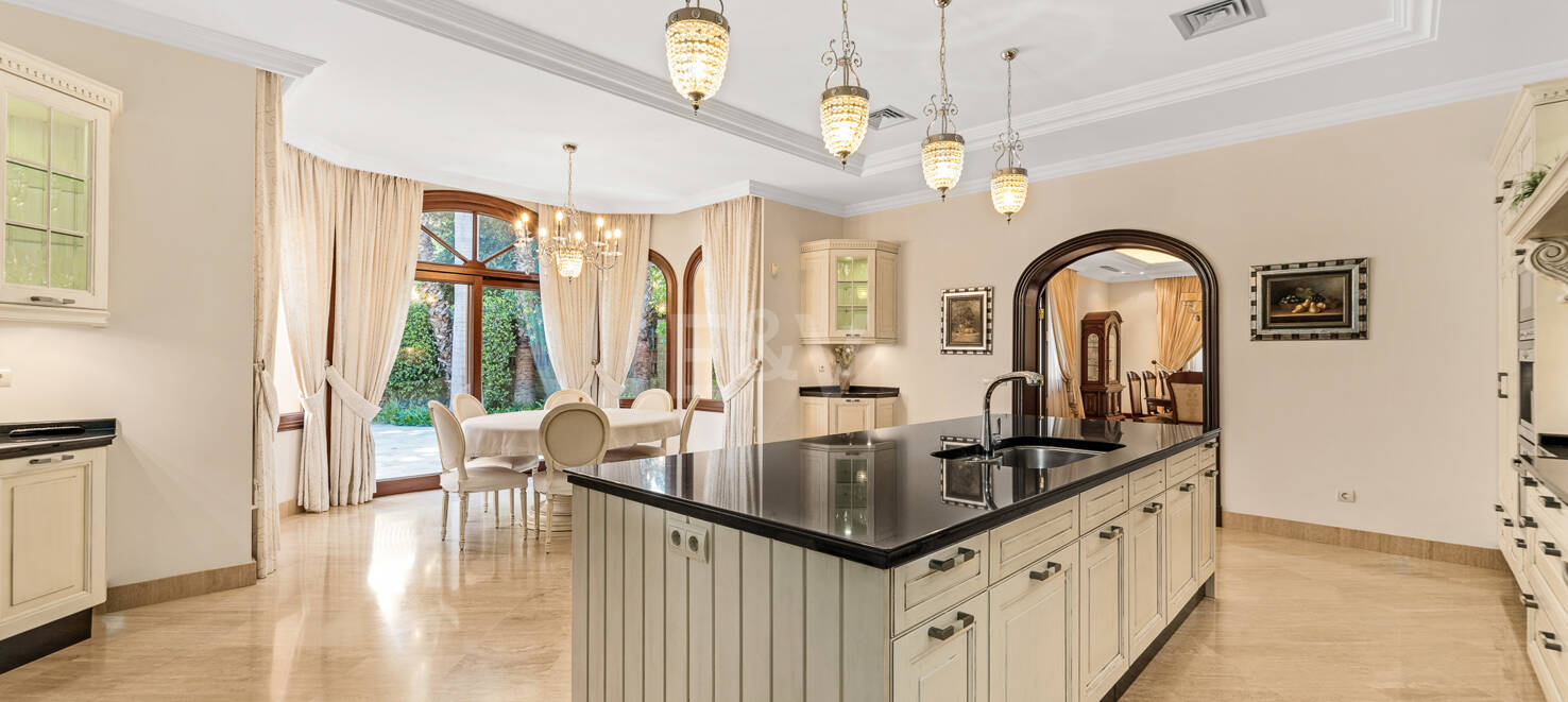 Superbe villa de style andalou à Guadalmina Baja, Marbella