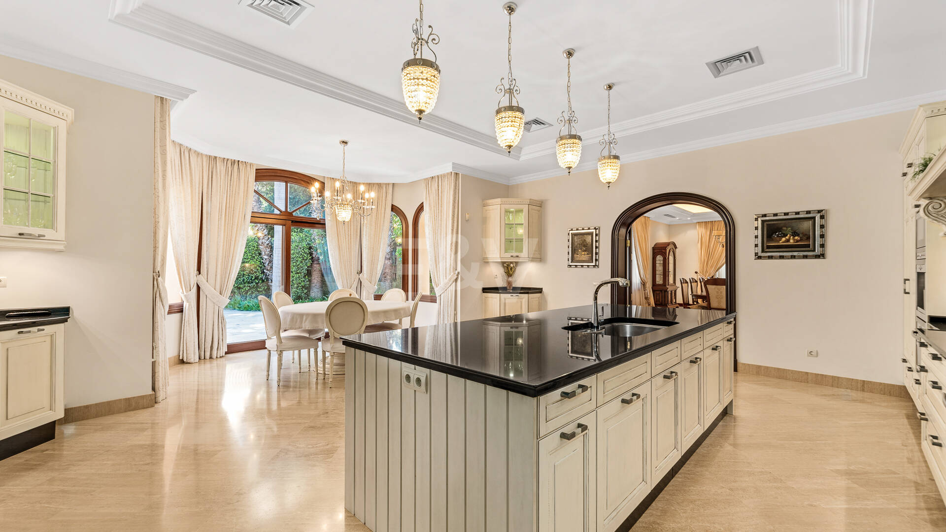 Primera línea Guadalmina Baja villa de playa en una de las áreas más prestigiosas de Marbella