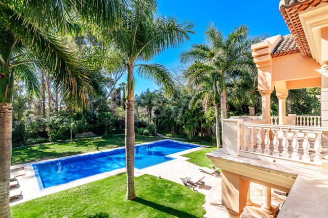 Erstlinie Guadalmina Strandseite Strandvilla in einem der renommiertesten Gebiete von Marbella