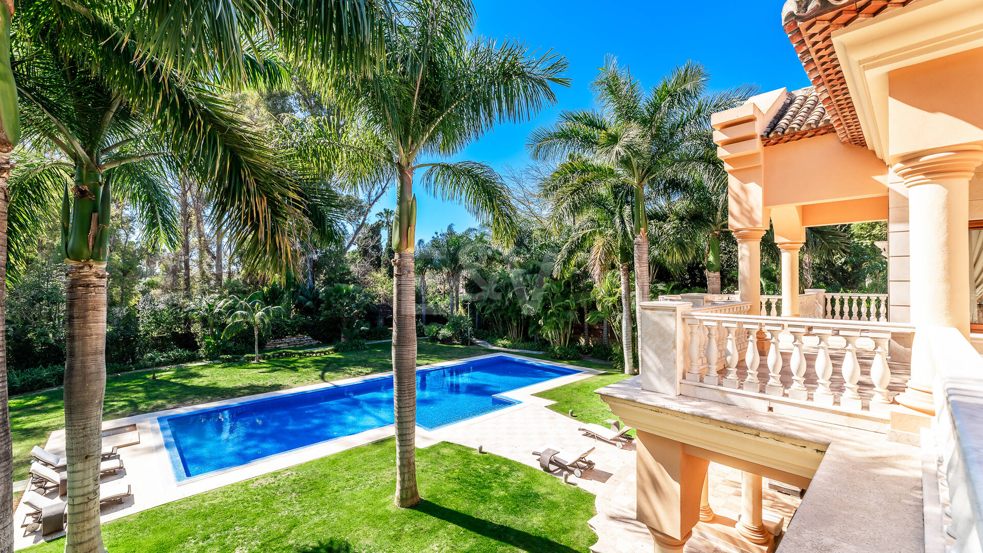 Primera línea Guadalmina Baja villa de playa en una de las áreas más prestigiosas de Marbella