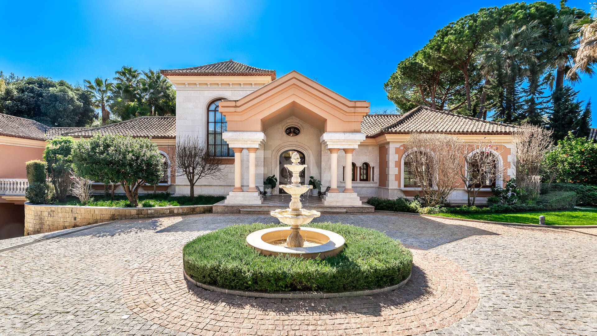 Primera línea Guadalmina Baja villa de playa en una de las áreas más prestigiosas de Marbella