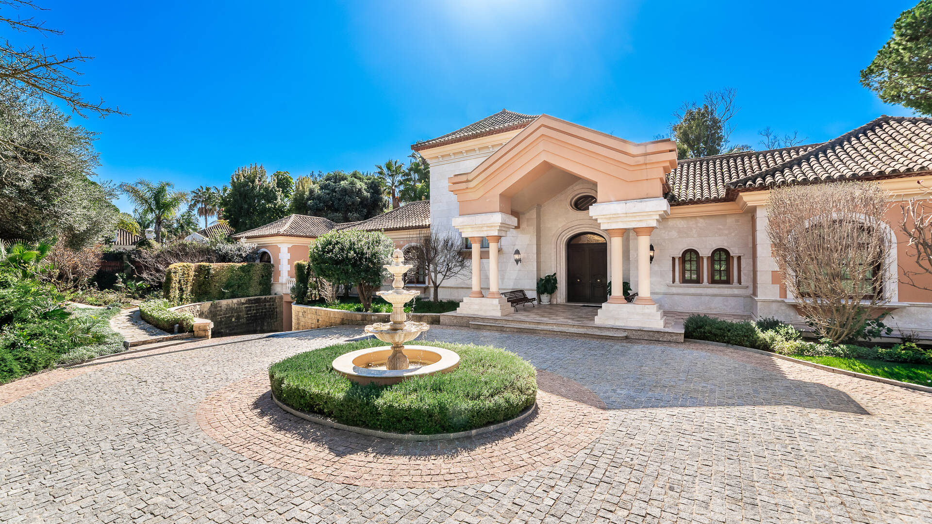 Primera línea Guadalmina Baja villa de playa en una de las áreas más prestigiosas de Marbella