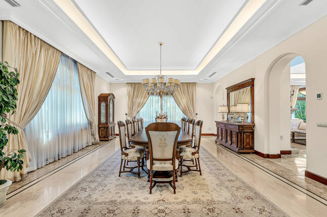 Erstlinie Guadalmina Strandseite Strandvilla in einem der renommiertesten Gebiete von Marbella