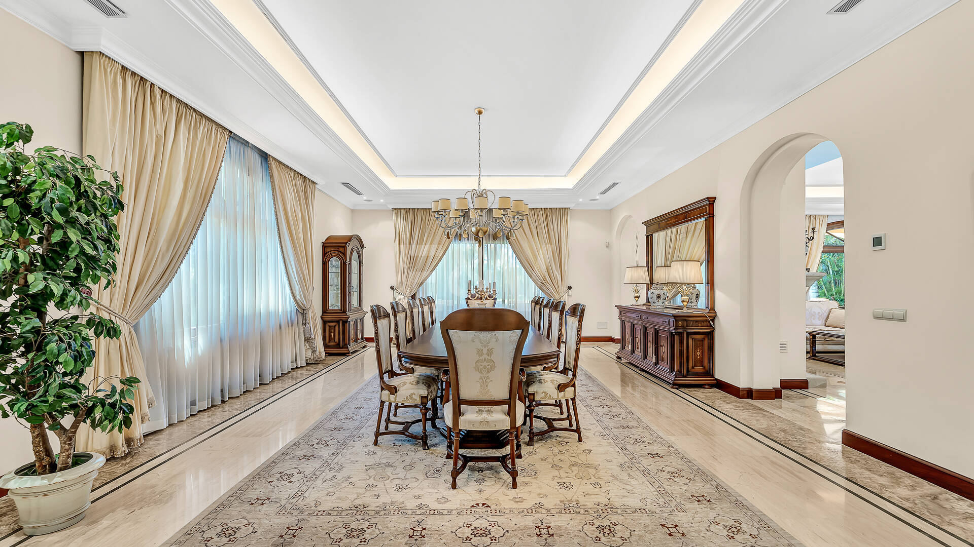 Erstlinie Guadalmina Strandseite Strandvilla in einem der renommiertesten Gebiete von Marbella