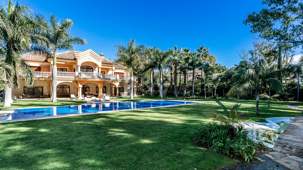 Erstlinie Guadalmina Strandseite Strandvilla in einem der renommiertesten Gebiete von Marbella