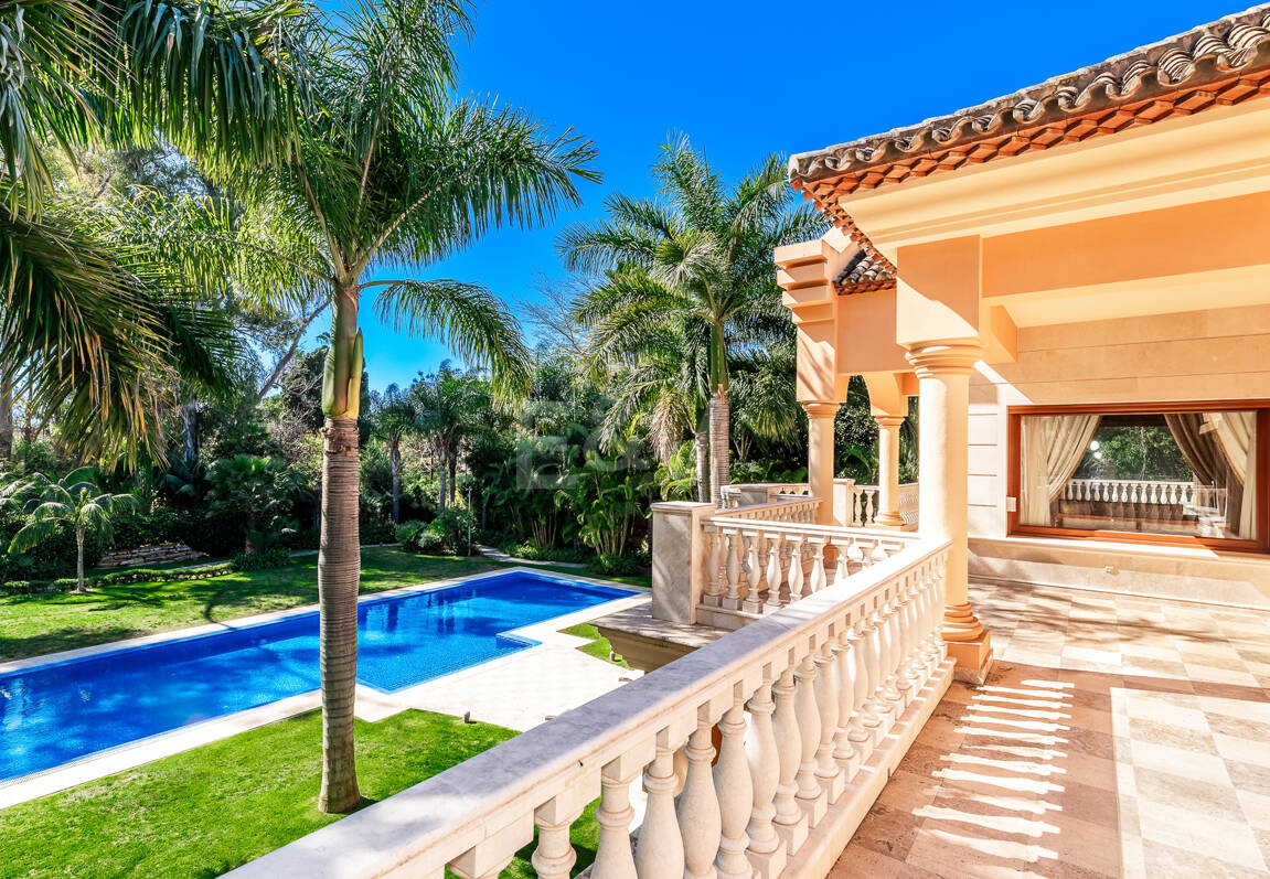 Erstlinie Guadalmina Strandseite Strandvilla in einem der renommiertesten Gebiete von Marbella