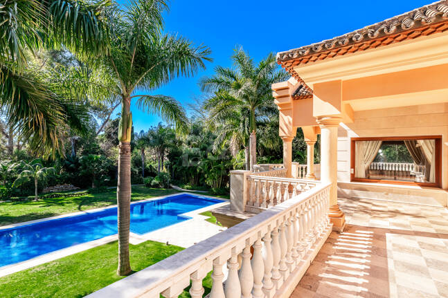 Erstlinie Guadalmina Strandseite Strandvilla in einem der renommiertesten Gebiete von Marbella