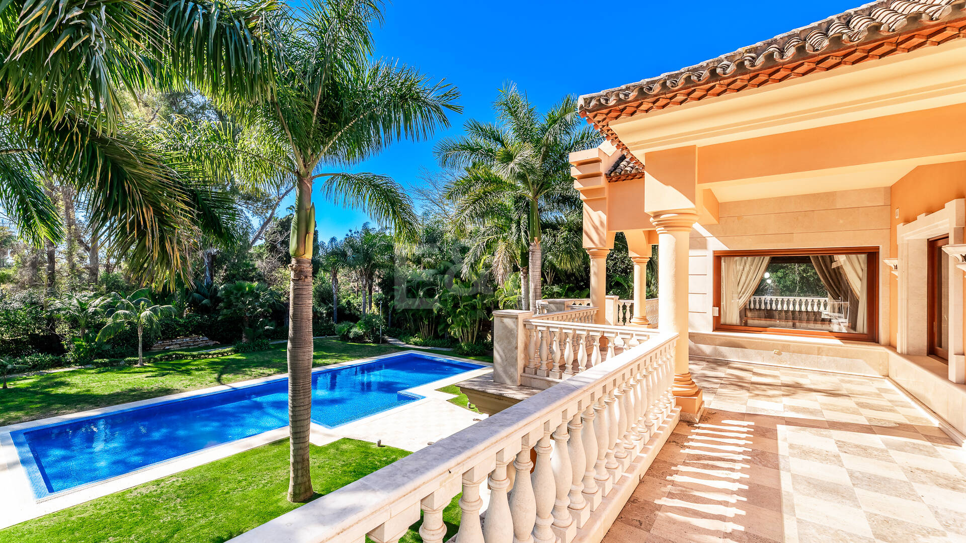 Erstlinie Guadalmina Strandseite Strandvilla in einem der renommiertesten Gebiete von Marbella