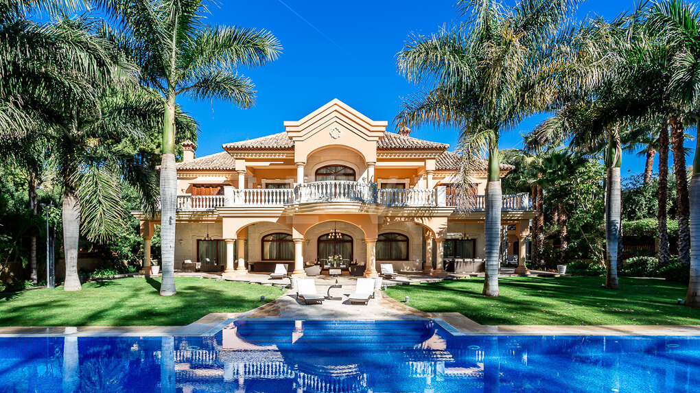 Firstline Guadalmina Beachside Beach Villa in One of the Most Prestigious Areas of Marbella