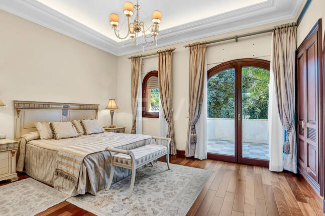 Erstlinie Guadalmina Strandseite Strandvilla in einem der renommiertesten Gebiete von Marbella