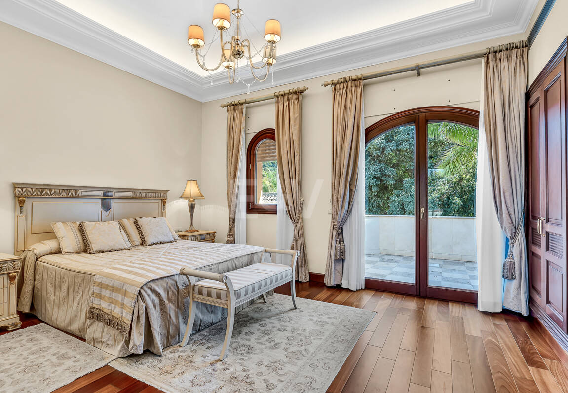 Erstlinie Guadalmina Strandseite Strandvilla in einem der renommiertesten Gebiete von Marbella