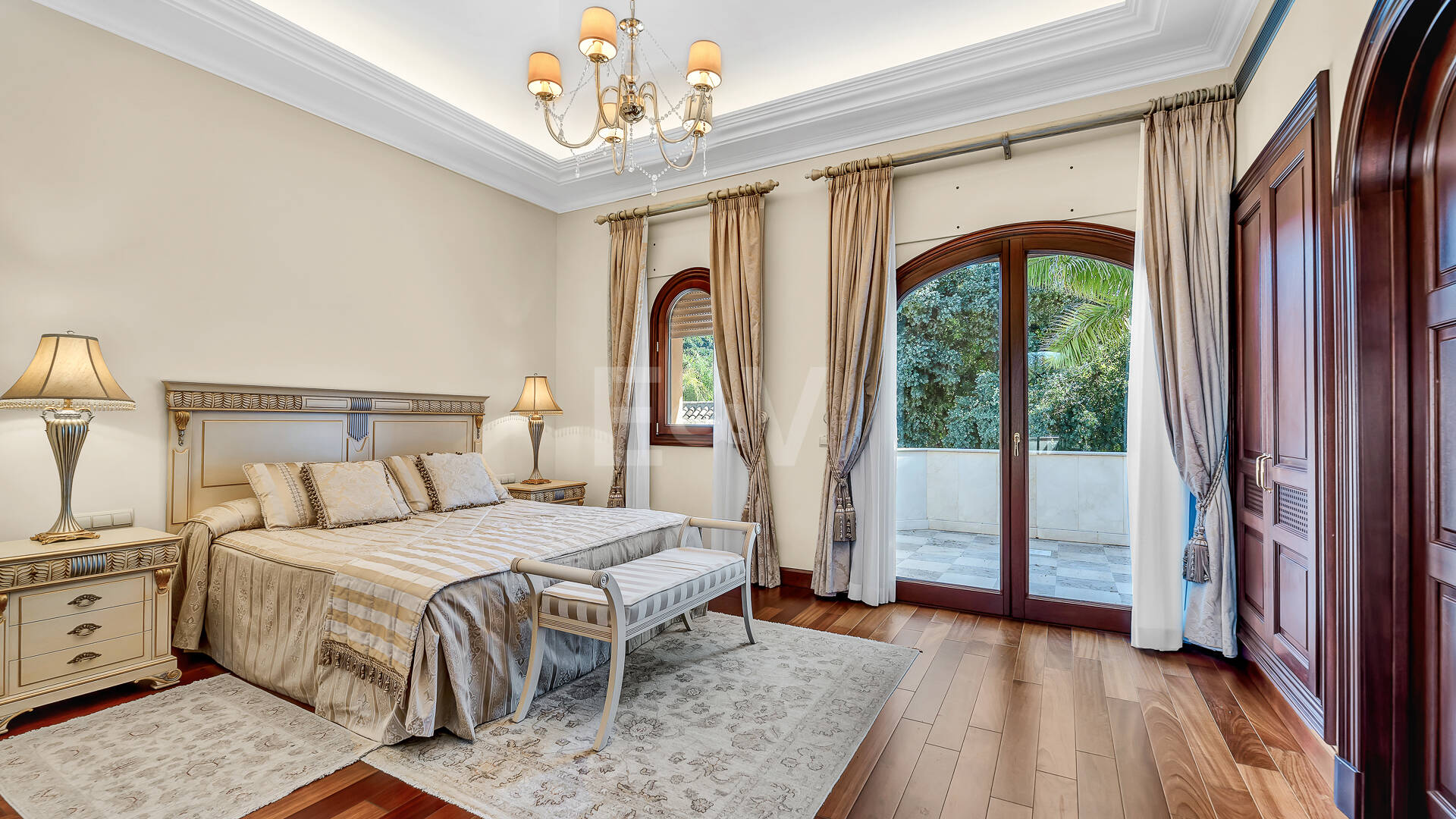 Erstlinie Guadalmina Strandseite Strandvilla in einem der renommiertesten Gebiete von Marbella