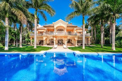 Erstlinie Guadalmina Strandseite Strandvilla in einem der renommiertesten Gebiete von Marbella