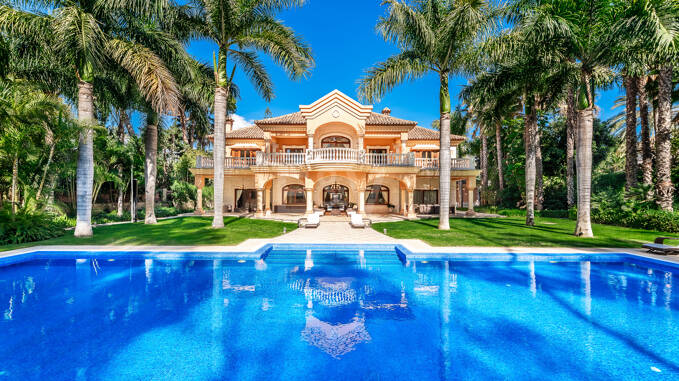 Erstlinie Guadalmina Strandseite Strandvilla in einem der renommiertesten Gebiete von Marbella