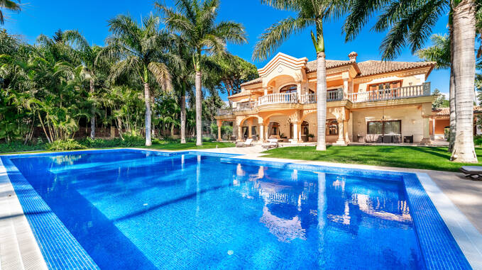 Erstlinie Guadalmina Strandseite Strandvilla in einem der renommiertesten Gebiete von Marbella