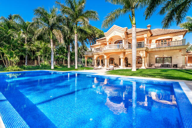 Erstlinie Guadalmina Strandseite Strandvilla in einem der renommiertesten Gebiete von Marbella