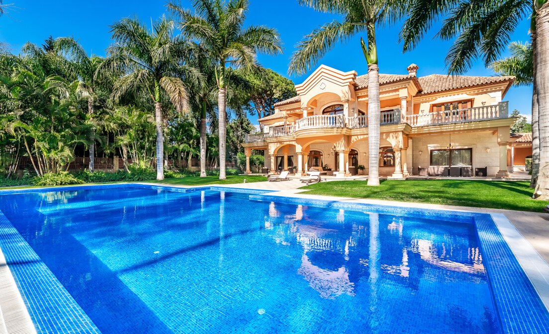 Erstlinie Guadalmina Strandseite Strandvilla in einem der renommiertesten Gebiete von Marbella