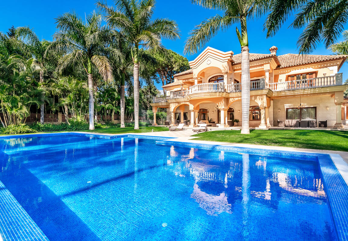 Erstlinie Guadalmina Strandseite Strandvilla in einem der renommiertesten Gebiete von Marbella