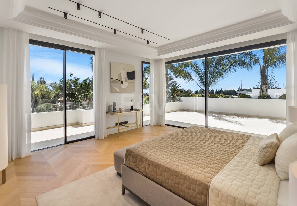 Imponujące współczesne Villa Overlooking the Mediterranean Sea on the Golden Mile