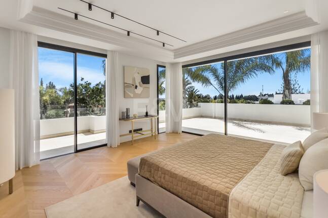 Imponujące współczesne Villa Overlooking the Mediterranean Sea on the Golden Mile