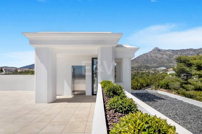 Imponujące współczesne Villa Overlooking the Mediterranean Sea on the Golden Mile