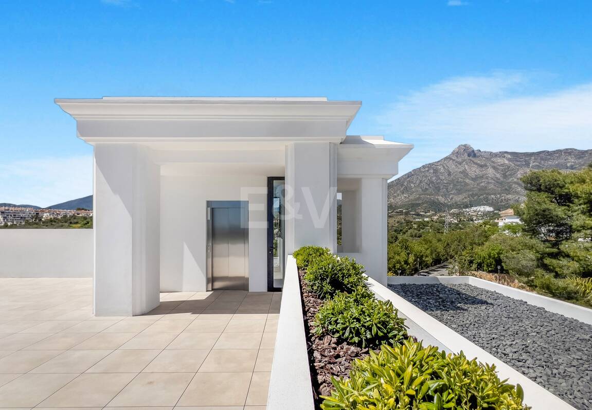 Imponujące współczesne Villa Overlooking the Mediterranean Sea on the Golden Mile