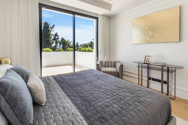 Imponujące współczesne Villa Overlooking the Mediterranean Sea on the Golden Mile