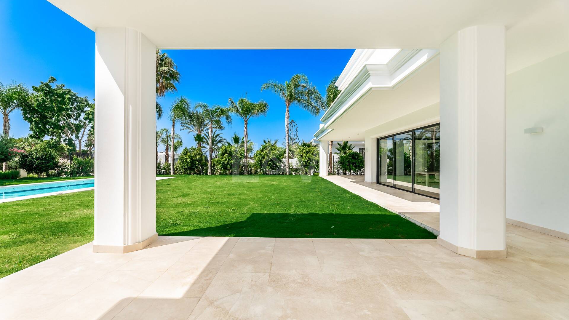 Imponujące współczesne Villa Overlooking the Mediterranean Sea on the Golden Mile