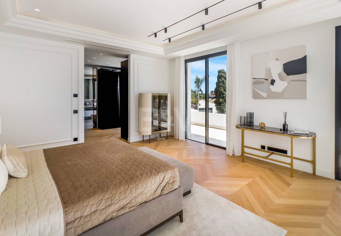 Imponujące współczesne Villa Overlooking the Mediterranean Sea on the Golden Mile