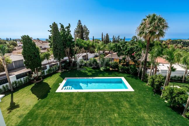 Imponujące współczesne Villa Overlooking the Mediterranean Sea on the Golden Mile