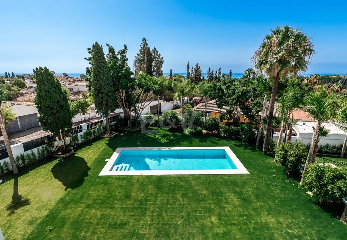 Imponujące współczesne Villa Overlooking the Mediterranean Sea on the Golden Mile