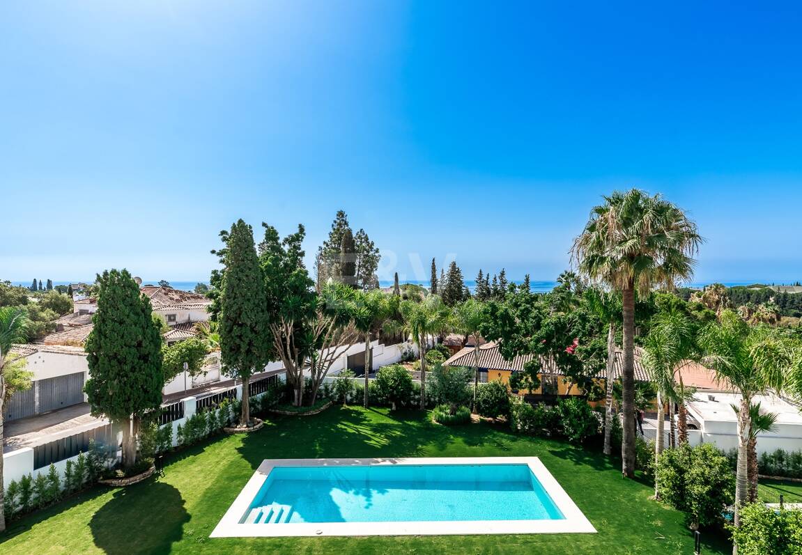 Imponujące współczesne Villa Overlooking the Mediterranean Sea on the Golden Mile