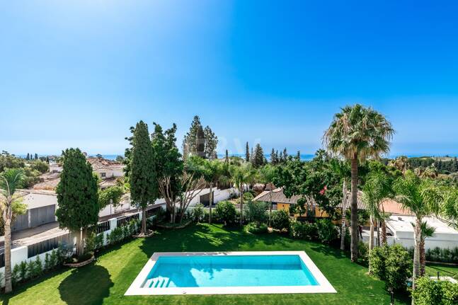 Imponujące współczesne Villa Overlooking the Mediterranean Sea on the Golden Mile