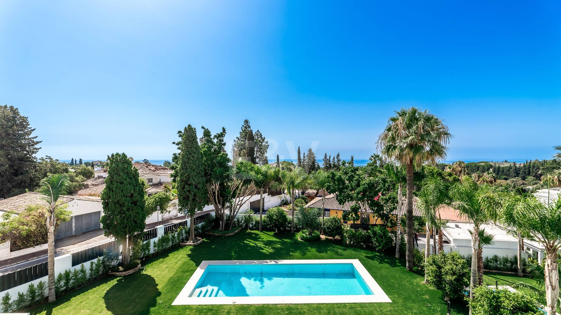 Imponujące współczesne Villa Overlooking the Mediterranean Sea on the Golden Mile