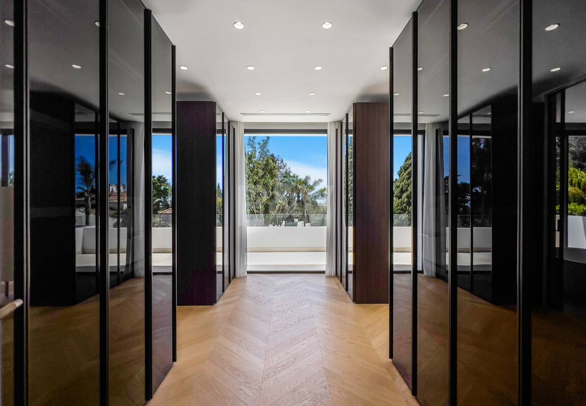 Imponujące współczesne Villa Overlooking the Mediterranean Sea on the Golden Mile