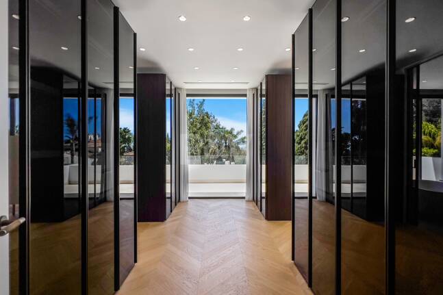 Imponujące współczesne Villa Overlooking the Mediterranean Sea on the Golden Mile