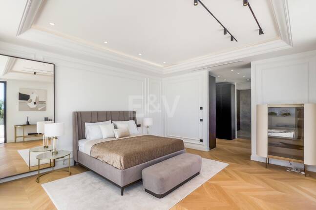 Imponujące współczesne Villa Overlooking the Mediterranean Sea on the Golden Mile